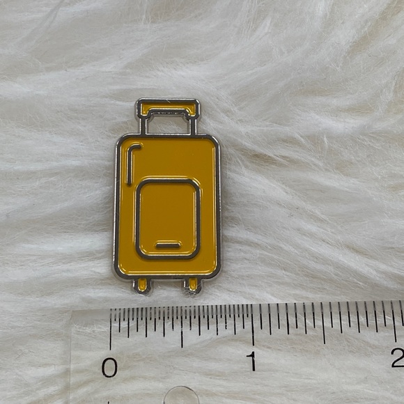 Luggage enamel pin - Picture 2 of 4
